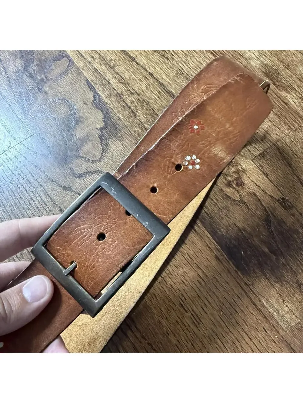 🌼 Levi’s Tooled Leather Floral Belt